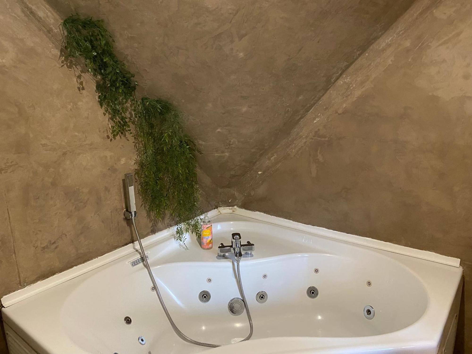 Chalet Tropical Avec Bain A Bulles - In The Woods Gesves 외부 사진